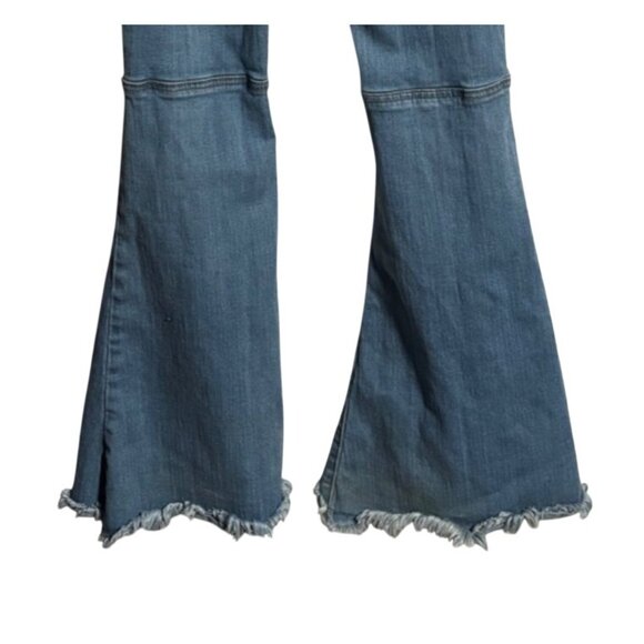 Akira Distressed Flare Jeans Womens Juniors Size 3/25 Light Wash Measures 24x33 - Picture 7 of 10